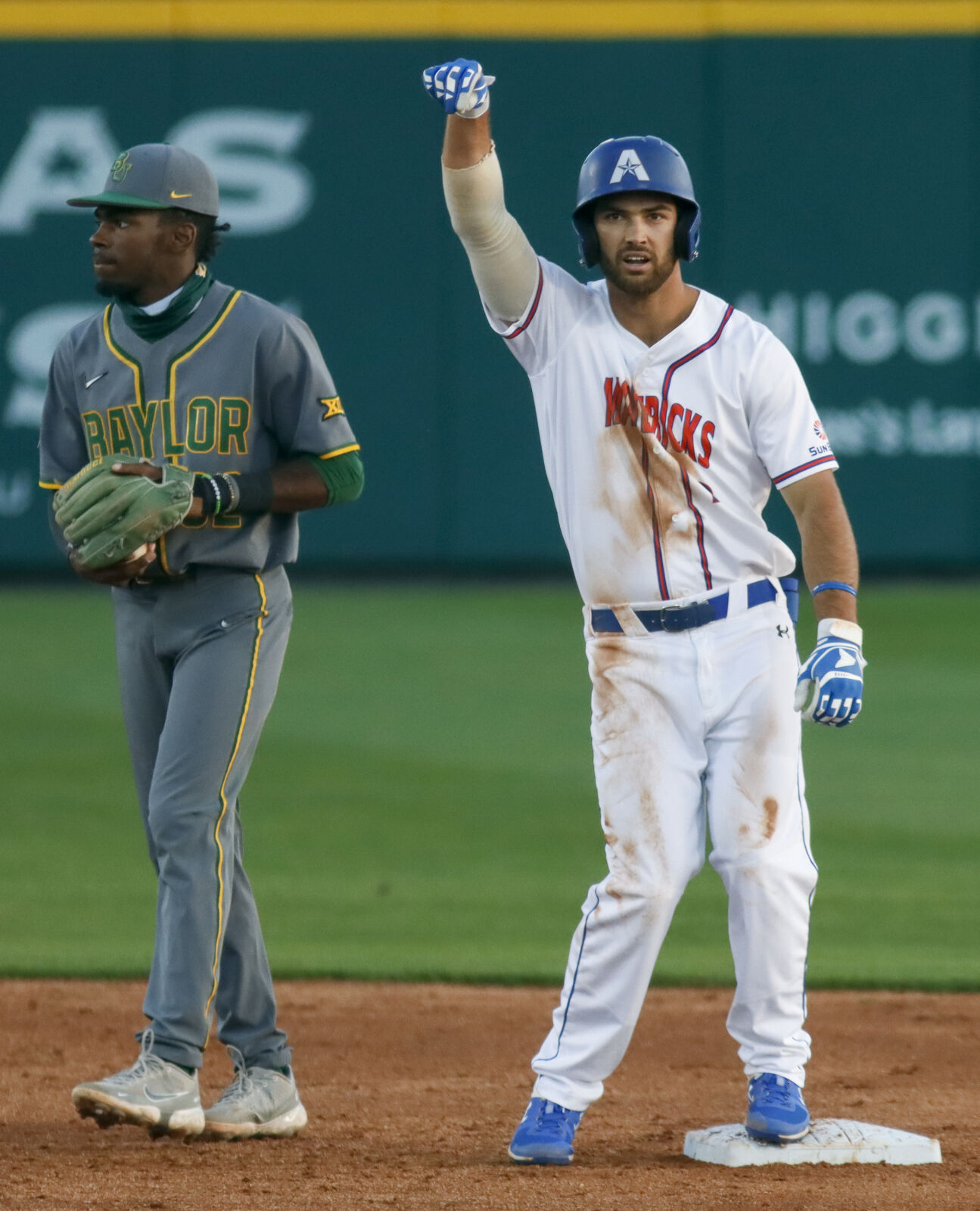 UTA baseball defeats Baylor University in extra innings